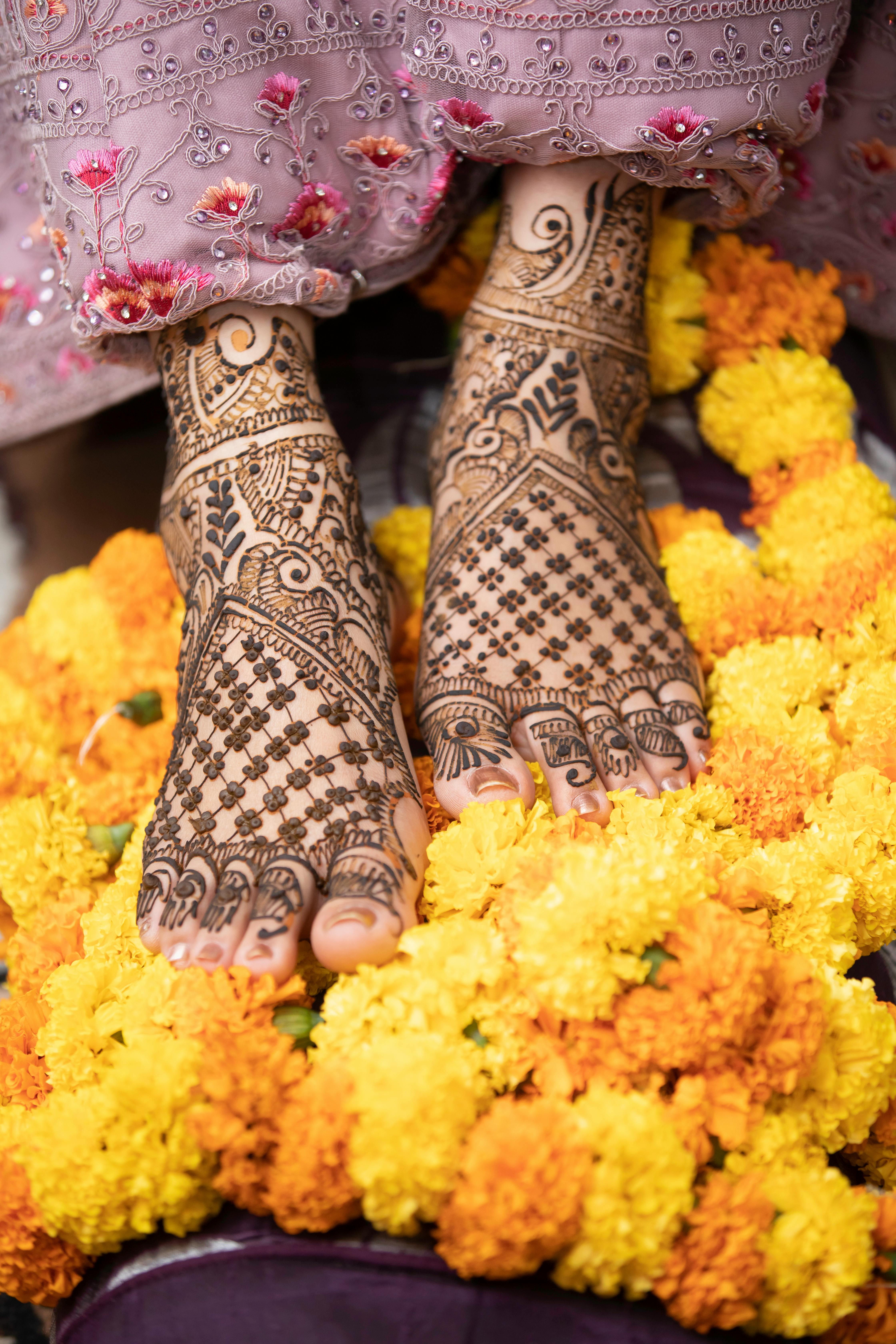 Henna artist crafting